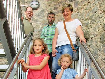 Thomas Hutzelmann, Andreas und Silvia Fischer sowie Franziska und Eve-Maria (von oben) wollten eigentlich nicht zum Treppenlauf, erstiegen aber trotzdem den Bader-Turm.  Foto: Winfried Ehling