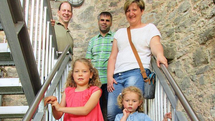 Thomas Hutzelmann, Andreas und Silvia Fischer sowie Franziska und Eve-Maria (von oben) wollten eigentlich nicht zum Treppenlauf, erstiegen aber trotzdem den Bader-Turm.  Foto: Winfried Ehling