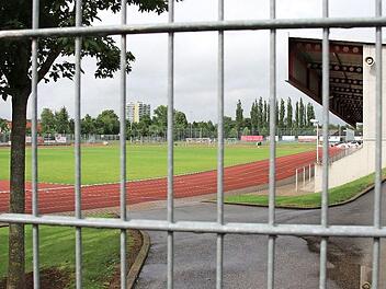Das Dr.-Stocke-Stadion am Donnerstagnachmittag nach einem heftigen Regenschauer. Würde auf dem nassen Feld gespielt werden, könnte das alle Rasen-Sanierungsmaßnahmen vom Frühjahr zunichte machen, argumentiert die Stadt. Deshalb wird der Platz bis zum "Traumspiel" am 20. August gesperrt - nicht mal die zugesagten beiden Heimspiele des FC Coburg dürfen stattfinden. Foto: Ulrike Nauer
