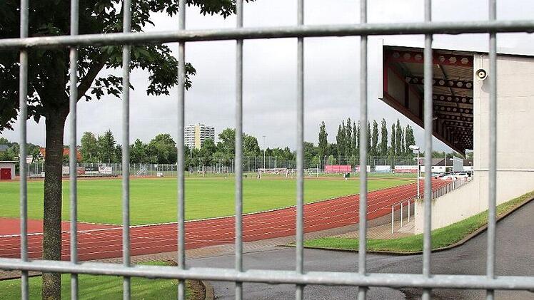 Das Dr.-Stocke-Stadion am Donnerstagnachmittag nach einem heftigen Regenschauer. Würde auf dem nassen Feld gespielt werden, könnte das alle Rasen-Sanierungsmaßnahmen vom Frühjahr zunichte machen, argumentiert die Stadt. Deshalb wird der Platz bis zum "Traumspiel" am 20. August gesperrt - nicht mal die zugesagten beiden Heimspiele des FC Coburg dürfen stattfinden. Foto: Ulrike Nauer