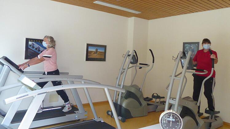 Alles mit Abstand: Langsam läuft die Behandlung der Patienten - hier ein Blick in den Fitnessraum der Klinik Hartwald - wieder an. Foto: Luciane Rinke