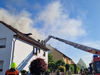 Dachstuhlbrand in Rothenburg: Gro&szlig;aufgebot der Feuerwehr vor Ort