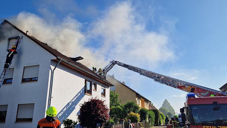 Dachstuhlbrand in Rothenburg: Großaufgebot der Feuerwehr vor Ort