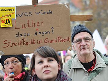 Am 4. November 2011  haben in Magdeburg rund 1000 Menschen gegen das kirchliche Arbeitsrecht protestiert.   Foto: epd