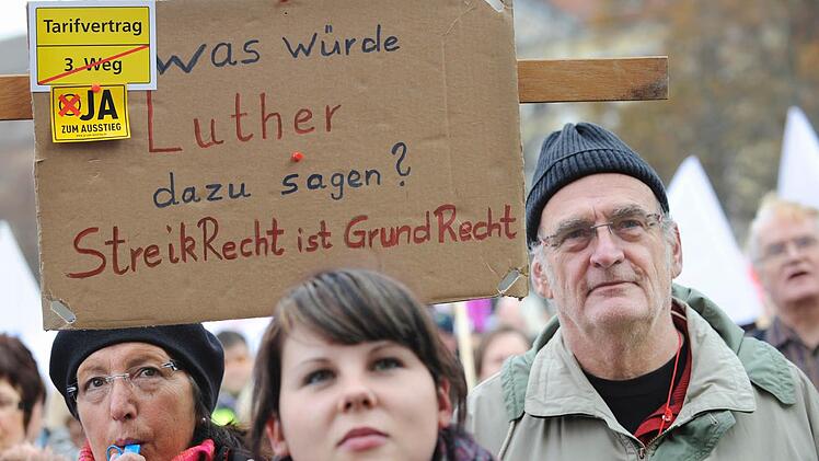 Am 4. November 2011  haben in Magdeburg rund 1000 Menschen gegen das kirchliche Arbeitsrecht protestiert.   Foto: epd