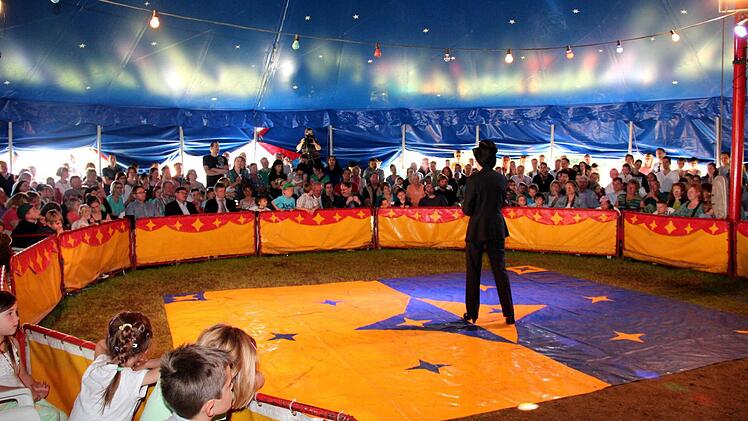 Zirkusdirektorin Helga Brauner begrüßt die Besucher.