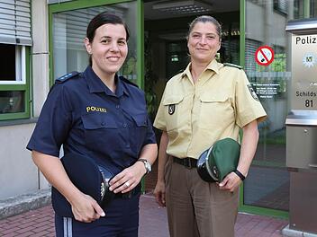 Barbara Neudecker von der Polizei Forchheim steckt in der neuen Uniform. Ihre Kollegin von der Polizei Bamberg-Stadt, Silke Gahn (rechts), trägt bei der offiziellen Vorstellung der Uniformen am Donnerstag in Bamberg noch die bekannte Dienstkleidung.  Foto: Barbara Herbst