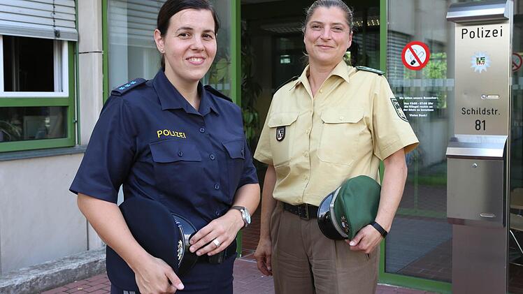 Barbara Neudecker von der Polizei Forchheim steckt in der neuen Uniform. Ihre Kollegin von der Polizei Bamberg-Stadt, Silke Gahn (rechts), trägt bei der offiziellen Vorstellung der Uniformen am Donnerstag in Bamberg noch die bekannte Dienstkleidung.  Foto: Barbara Herbst
