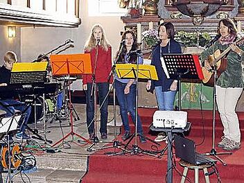 Die Band "Joyfully" gestaltete den Eröffnungsgottesdienst zum "Gott-sei-Dank-Brot" mit. Fotos: Michael Wunder