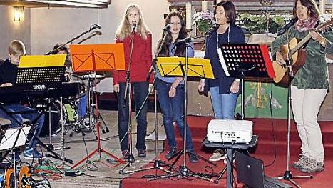 Die Band "Joyfully" gestaltete den Eröffnungsgottesdienst zum "Gott-sei-Dank-Brot" mit. Fotos: Michael Wunder