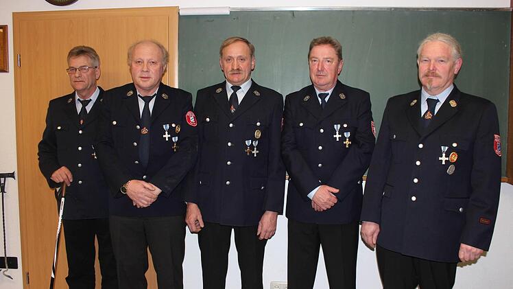 Von links: Helmut Winter, Josef Möller, Josef Breitenbach, Klaus Kraft, Kommandant Andreas Möller. Foto: Birgit Will