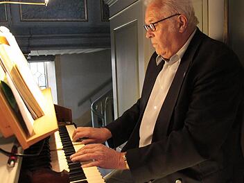 Seit 50 Jahren ist Richard Groß Organist in der Mangersreuther Kirche.  Foto: Jürgen Gärtner