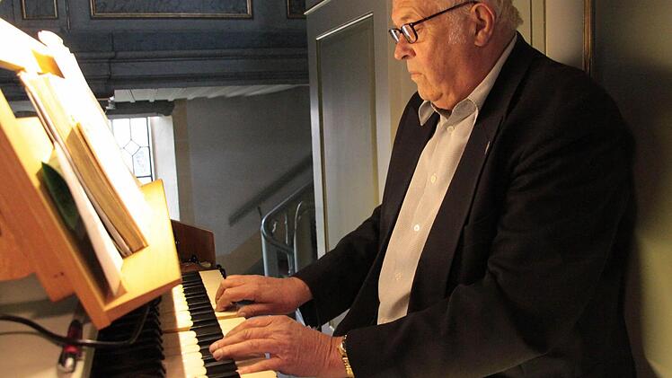 Seit 50 Jahren ist Richard Groß Organist in der Mangersreuther Kirche.  Foto: Jürgen Gärtner