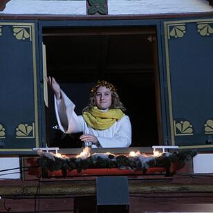 Das erste Fenster des Forchheimer Adventskalenders wurde von Weihnachtsengel Petra geöffnet.