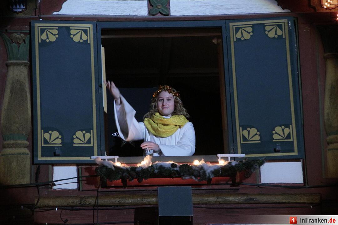 Das erste Fenster des Forchheimer Adventskalenders wurde von Weihnachtsengel Petra geöffnet.