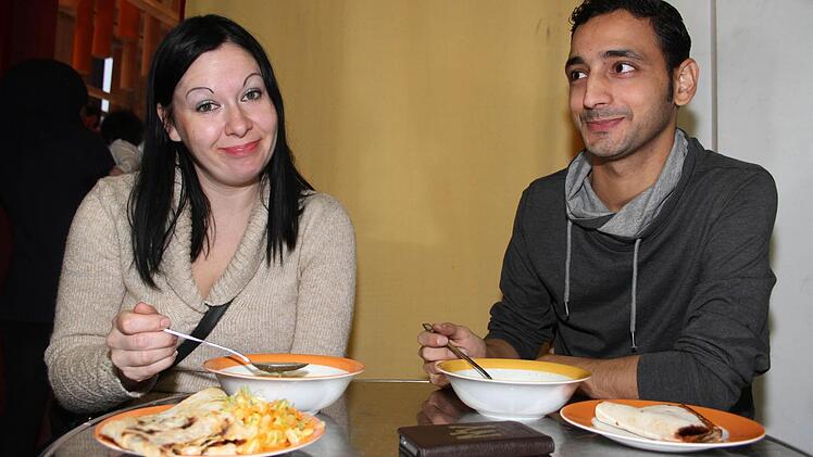 Tatjana (30) und Kasim (26) probierten türkisches Essen und fanden es gut.