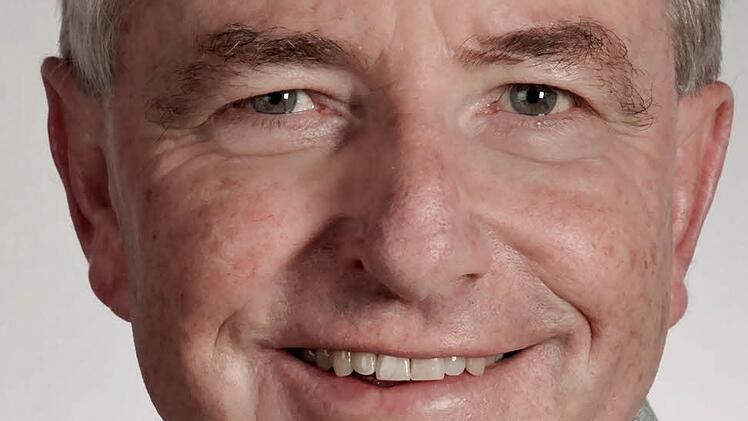 Sigismund von Dobschütz (FW): Der Fraktionssprecher der Freien Wähler fordert einen strikten Sparkurs: "Wenn sie zuhause kein Geld haben, geben sie auch möglichst nichts aus", sagt er. Die Stadt müsse das in den Jahrzehnten zuvor aufgebaute Leistungsspektrum zurückfahren. Von Dobschütz kritisierte zudem die "Aufmotzung des Rosengartens". Der Springbrunnen sei überdimensioniert. "Das wichtigste ist, dass aus einem Brunnen Wasser kommt. Wir sind jetzt aber in einer Situation, dass aus manchen ...
