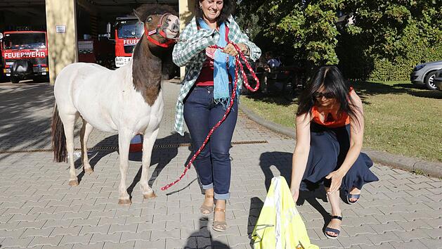 Andrea Schuberth und Christiane Karmann (r.) beeilen sich mit Maskottchen "Schnitte". Foto: Matthias Hoch