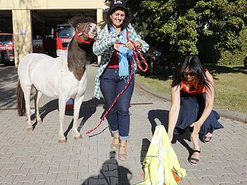 Andrea Schuberth und Christiane Karmann (r.) beeilen sich mit Maskottchen "Schnitte". Foto: Matthias Hoch