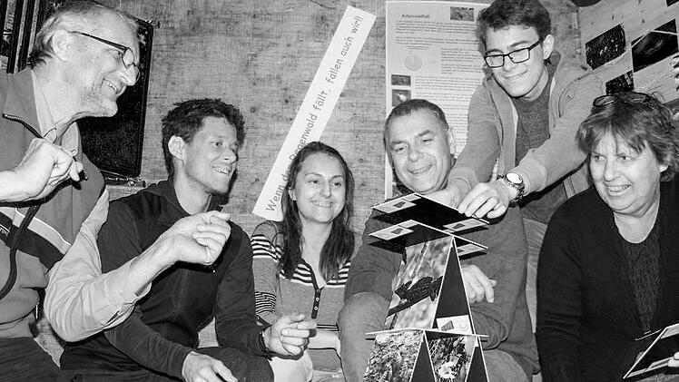 Die Forstfachleute Andreas Leyrer, Tobias Hahner, Theresia Hof, Marc Günster und Balthasar Semle (Freiwilliges ökologisches Jahr) vom Steigerwald-Zentrum sowie Ausstellungsleiterin Susanne Scheer wollen den Regenwald retten - auch spielerisch.  Fotos: Diana Fuchs