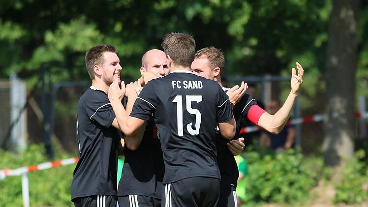 Chris Gonnert, Flo Gundelsheimer, Manuel Müller und Andre Karmann (v. l. n. r.) feiern den Auswärtssieg.