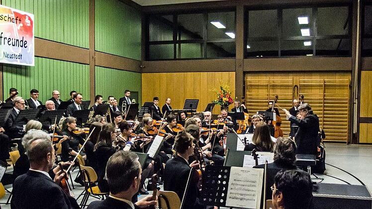 Viel Beifall gab es in Neustadt für die Uraufführung der 2. Sinfonie des in Ahorn lebenden Komponisten Gerhard Deutschmann. Umjubelte Solistin beim Konzert der Musikfreunde unter Leitung von Hans Stähli war die Cellistin  Hanna Pyrozhkova.Foto: Jochen Berger