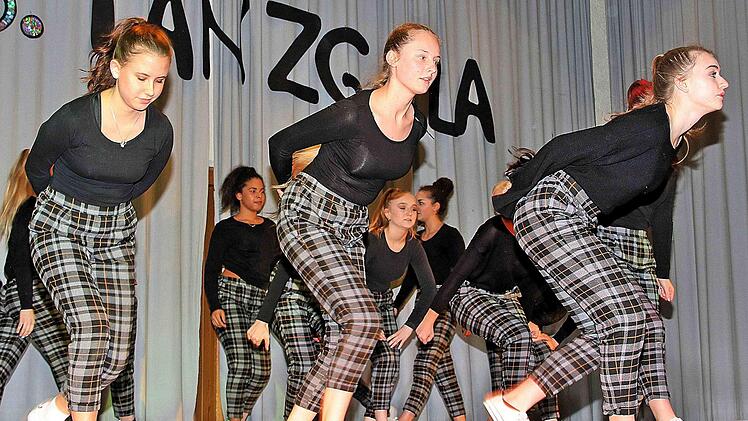 Seit Jahresbeginn gibt es beim FC Poppenlauer auch den Gardetanz. Die Mädchen und jungen Frauen sind vom Turnverein zum FC gewechselt, wurde in der Jahreshauptversammlung mitgeteilt. Foto: Archiv/Dieter Britz