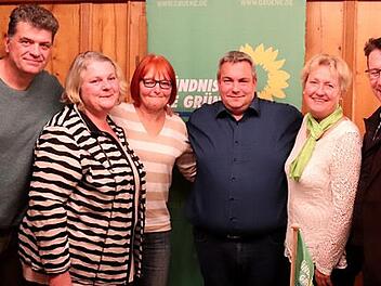 Manfred Bachmayer (r.) gratulierte Harry Wassermann, Alexandra Bohne, Mechthild Mauruschat, Ralf Hermann und Kerstin Auer (v. l.). Foto: jb