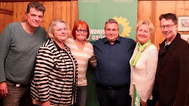 Manfred Bachmayer (r.) gratulierte Harry Wassermann, Alexandra Bohne, Mechthild Mauruschat, Ralf Hermann und Kerstin Auer (v. l.). Foto: jb