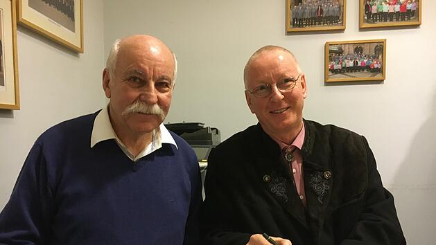 Guy Ramon (r.) und Vorsitzender Manfred Simon bei der Unterzeichnung der Arbeitsvereinbarung mit dem Gesangsverein Garitz. Foto: Thomas Ahnert