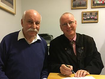 Guy Ramon (r.) und Vorsitzender Manfred Simon bei der Unterzeichnung der Arbeitsvereinbarung mit dem Gesangsverein Garitz. Foto: Thomas Ahnert