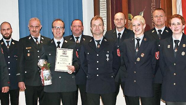 Vorsitzender Roland Schlereth (von links) mit den Geehrten Simon Kleinhenz, Klaus Preisend&ouml;rfer, Marco Kleinhenz, Andreas Pf&uuml;lb, Josef Pf&uuml;lb, Thomas Rink, Sabrina Schmitt, Kommandant Steffen Schade, Isabell Schmitt und stellvertretendem Kommandant...