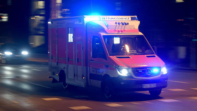 Coburg: Mann liegt in Sparkasse - Rettungsdienst im Einsatz