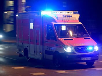 Coburg: Mann liegt in Sparkasse - Rettungsdienst im Einsatz