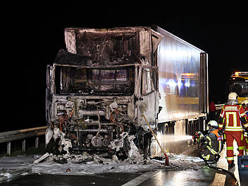Lkw brennt auf der A3 im Kreis Aschaffenburg lichterloh - Autobahn gesperrt