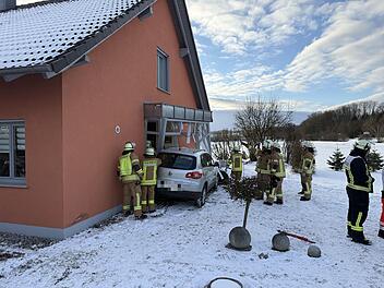 Rentner kracht mit SUV in Wintergarten: Hausbesitzer wie durch ein Wunder unverletzt