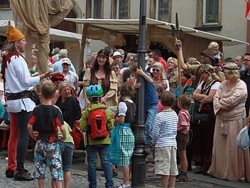 Beim Altstadtfest geht es wieder mittelalterlich zu; unter den Künstlern, die im Stadtkern auftreten wird auch wieder ein Gaukler sein, der schon in den Vorjahren für Staunen und Heiterkeit sorgte. Archivfoto: Matthias Einwag