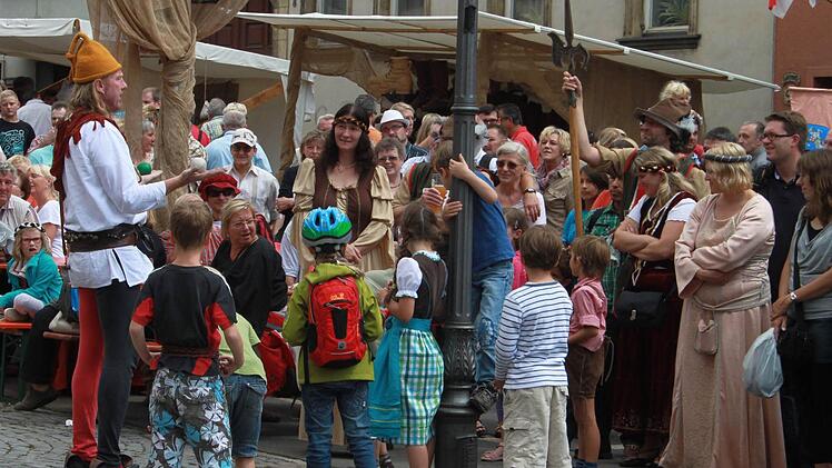 Beim Altstadtfest geht es wieder mittelalterlich zu; unter den Künstlern, die im Stadtkern auftreten wird auch wieder ein Gaukler sein, der schon in den Vorjahren für Staunen und Heiterkeit sorgte. Archivfoto: Matthias Einwag