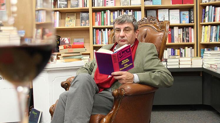 Rudolf Görtler beleuchtete in der Buchhandlung Collibri die Wechselbeziehungen von Literatur und Alkohol. Foto: Sebastian Martin