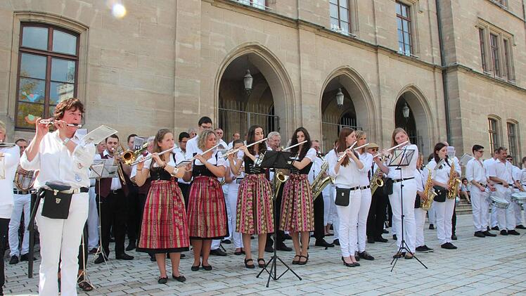Impressionen vom Großkonzert auf dem Coburger Albertsplatz.Foto: Jochen Berger
