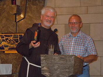 Kirchenpfleger Elmar Barth (rechts bedankte sich namens der Kirchengemeinde mit einem Präsent bei Pater Kreitmeir. Foto: Bruno Deublein