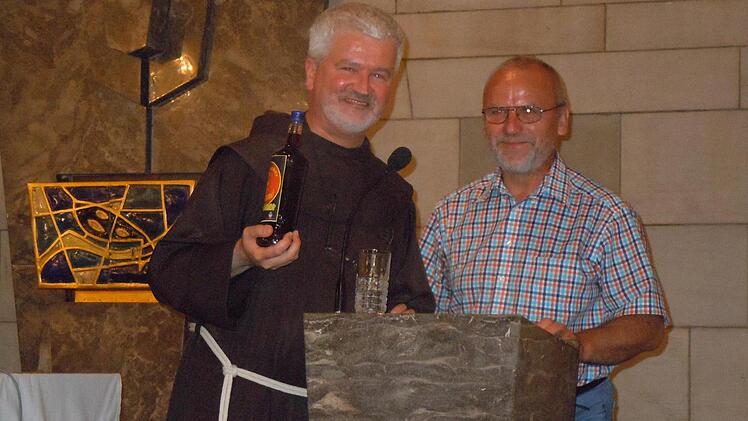 Kirchenpfleger Elmar Barth (rechts bedankte sich namens der Kirchengemeinde mit einem Präsent bei Pater Kreitmeir. Foto: Bruno Deublein