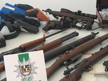 Ein illegales Waffenarsenal beschlagnahmt die Kulmbacher Polizei bei einem Rentner aus dem westlichen Landkreis. Symbolfoto: Polizeipräsidium