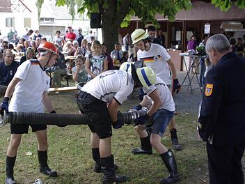 Feuerwehrler im Fußballtrikot: Die Jugendlichen aus Fuchsstadt erkämpften sich den zweiten Rang beim Saugschlauch-Kuppeln. Foto: Winfried Ehling