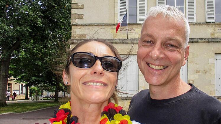 Während des Spiels wird Daniel Leistner die Deutschlandkette tragen und seine Freundin hoffen, dass die französischen Farben gewinnen.  Fotos: privat