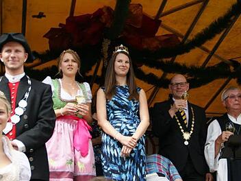 Viele Majestäten und Politprominenz trafen sich zur Eröffnung des Zeiler Weinfestes auf der Bühne. In Zeil sind Wein- und Bierfranken vereint: die Fränkische Weinkönigin Christina Schneider (Mitte) mit der Abt-Degen-Weintal-Prinzessin Johanna Beringer und Bierprinz Sebastian Gocker. Rechts daneben Zeils Bürgermeister Thomas Stadelmann und Richard Schlegelmilch als Abt Degen.