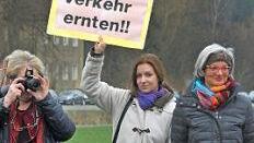 Zu den Protestierern zählte auch Stadträtin Jasmin Schardt von den Bündnisgrünen (Mitte).