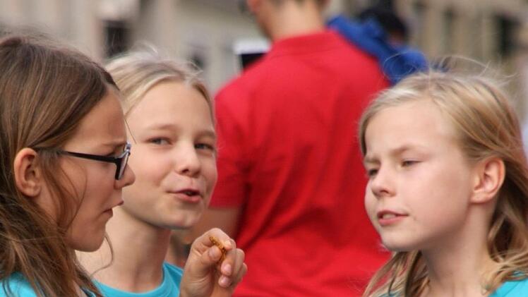 Laufen ist cool, prangt auf den Shirts dieser Mädchen der Grund-und Mittelschule, die vor dem Start fröhlich miteinander plaudern und sich vor dem Start noch ein wenig stärken. Foto: Mario Deller
