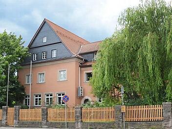 Die Berufsfachschule für Musik Oberfranken präsentiert sich zumindest in der Einzäunung derzeit mit neuer Optik. Foto: K.- H. Hofmann