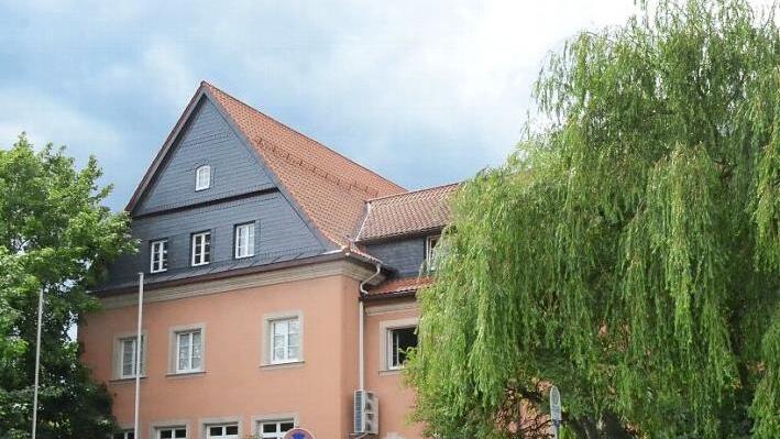 Die Berufsfachschule für Musik Oberfranken präsentiert sich zumindest in der Einzäunung derzeit mit neuer Optik. Foto: K.- H. Hofmann
